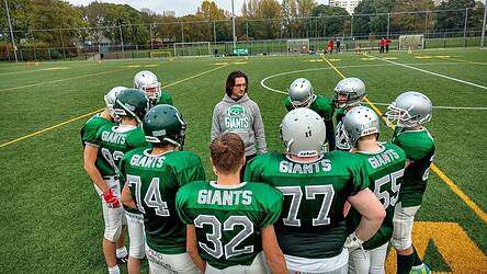 Bence Lukács (in Grau) hat in seiner 19-jährigen Trainerkarriere viel Erfahrung gesammelt - so auch als Headcoach der Groningen Giants, einem Football-Team aus den Niederlanden. Bence Lukács (in Grau) hat in seiner 19-jährigen Trainerkarriere viel Erfahrung gesammelt - so auch als Headcoach der Groningen Giants, einem Football-Team aus den Niederlanden.