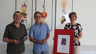 Pater Peter Renju, K&uuml;nstler Fritz Maier und Petra Adam freuen sich schon auf die Ausstellung.