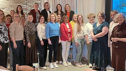 22 Kommunalpolitikerinnen aus dem Landkreis Cham kamen zum Auftakt der Workshopreihe &bdquo;Kompass Mandat&ldquo; zusammen. Im Mittelpunkt standen Austausch, Vernetzung und die Frage, wie Frauen ihr politisches Mandat wirksam, gesund und mit Freude aus&uuml;ben k&ouml;nnen.