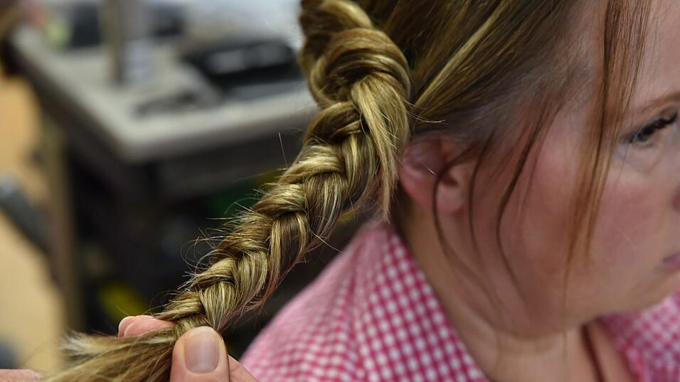 Das überschüssige Haar in der Hand flechten Sie gewöhnlich zu einem Zopf. Das überschüssige Haar in der Hand flechten Sie gewöhnlich zu einem Zopf.