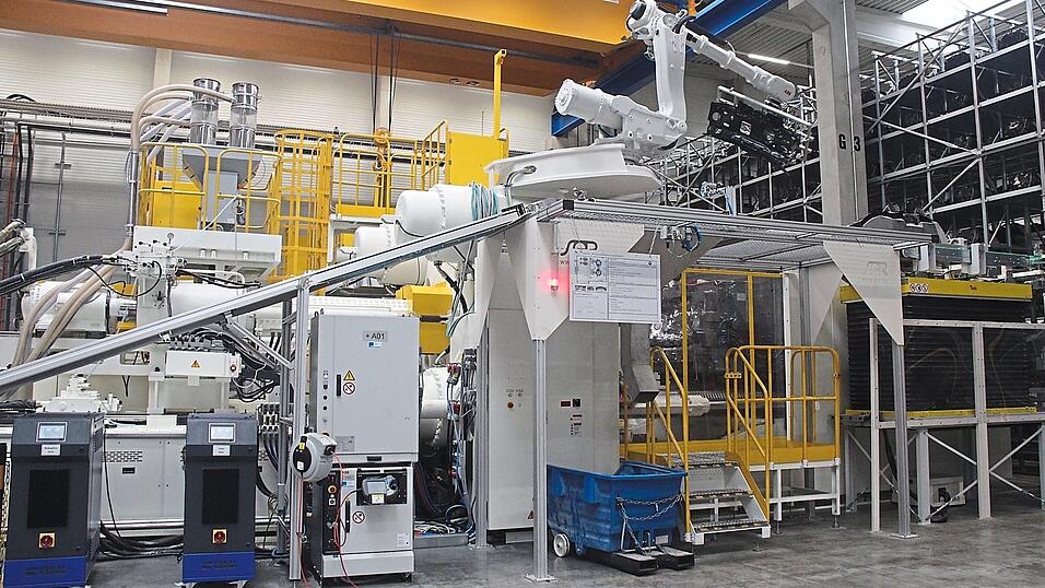Im Minutentakt produziert die neue Spritzgussanlage vollautomatisch die Grundlage für Stirnwände, Bodenverkleidungen und Radlaufschalen für verschiedene Autohersteller, in erster Linie für die BMW-Werke. Im Minutentakt produziert die neue Spritzgussanlage vollautomatisch die Grundlage für Stirnwände, Bodenverkleidungen und Radlaufschalen für verschiedene Autohersteller, in erster Linie für die BMW-Werke.