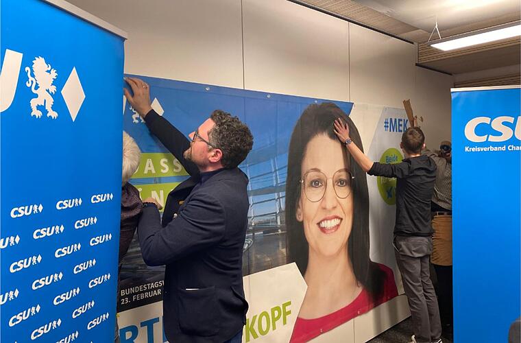 Zum zweiten Mal muss das Konterfei von Martina Englhardt-Kopf befestigt werden. Immer wieder l&ouml;st es sich von der Wand.