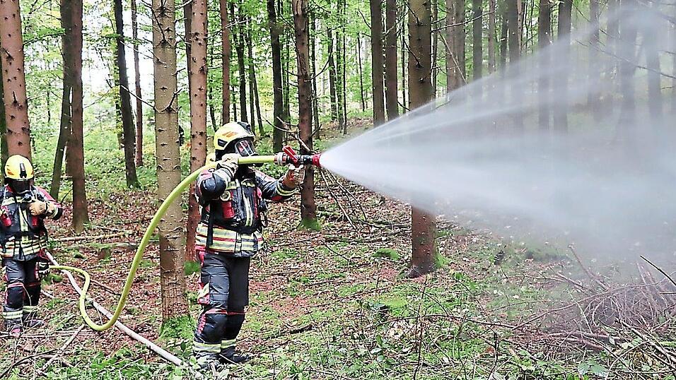 Der Löscheinsatz im Wald hat viele Tücken.