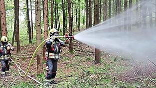 Der Löscheinsatz im Wald hat viele Tücken.