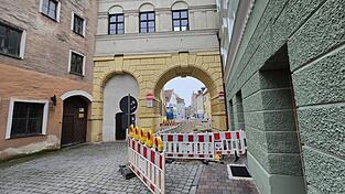 Wegen der Residenz-Baustelle ist die Durchfahrt der Ländgasse auf Höhe des Residenzbogens seit Anfang 2020 gesperrt - ohne dass verkehrliche Probleme aufgetreten seien, wie das Straßenverkehrsamt sagt. Wegen der Residenz-Baustelle ist die Durchfahrt der Ländgasse auf Höhe des Residenzbogens seit Anfang 2020 gesperrt - ohne dass verkehrliche Probleme aufgetreten seien, wie das Straßenverkehrsamt sagt.