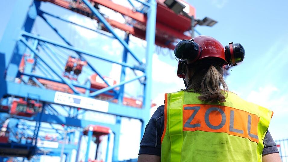 Zollkontrolle: Schwarzarbeit und Einnahmen aus illegalen Kan&auml;len nehmen zu. (Archivbild)