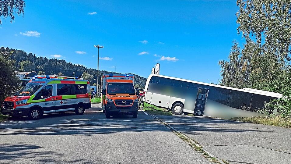 Der Fahrer des Reisebusses erlag seinen schweren Verletzungen.