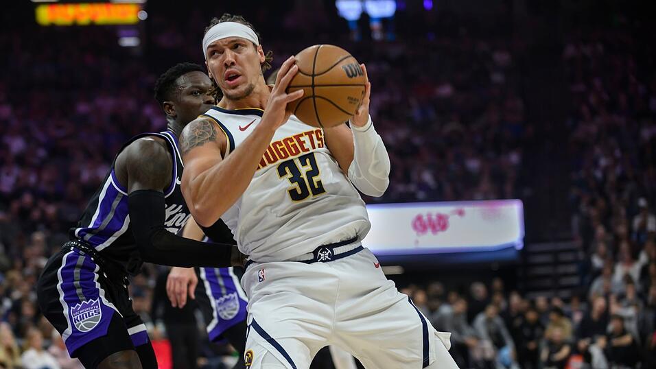 Das war nichts: Dennis Schröder (l) verlor mit Sacramento auch gegen die Denver Nuggets um Aaron Gordon. Das war nichts: Dennis Schröder (l) verlor mit Sacramento auch gegen die Denver Nuggets um Aaron Gordon.
