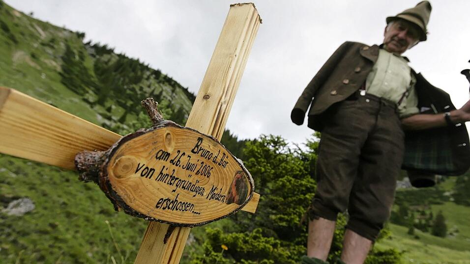 Ein Holzkreuz im Rotwandgebiet gibt die Schuld an Brunos Abschuss &laquo;M&ouml;rdern&raquo;. (Archivbild)