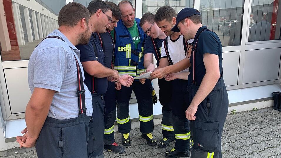 In Straubing in der Carl-Zeiss-Stra&szlig;e wurde eine Fliegerbombe gefunden. Derzeit bereiten sich die Einsatzkr&auml;fte auf eine Entsch&auml;rfung beziehungsweise Sprengung der Bombe vor. Der Sprengmeister wurde &uuml;ber die Lage bereits informiert.