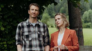 Hans Gruber (Heiko Ruprecht) und Julia Andermatt (Nathalie Schott) in einer Szene der erste Folge der 19. Staffel der Fernsehreihe &laquo;Der Bergdoktor&raquo; (undatierte Filmszene).