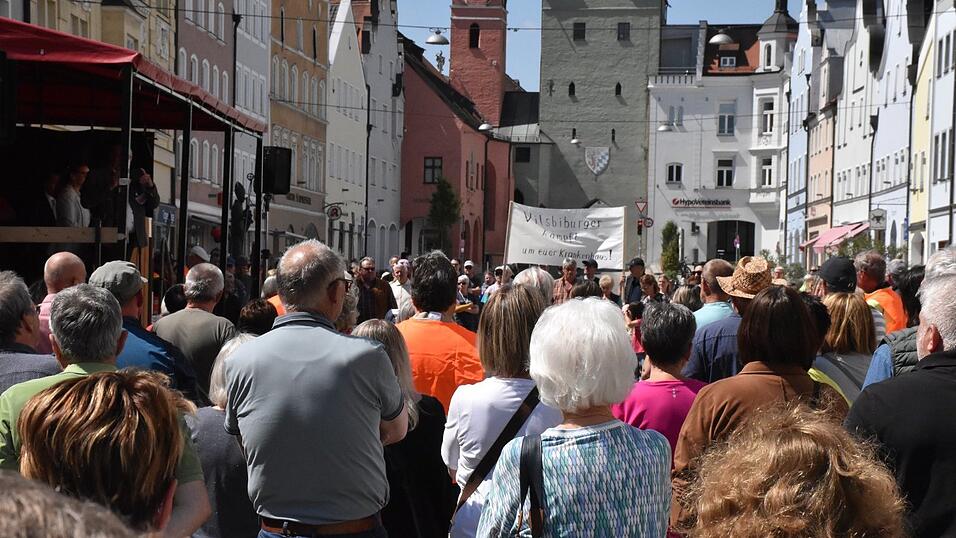 Etwa 500 Menschen versammelten sich am Stadtplatz zur Kundgebung der B&uuml;rgerinitiative &bdquo;Krankenhaus Vilsbiburg erhalten&ldquo;.