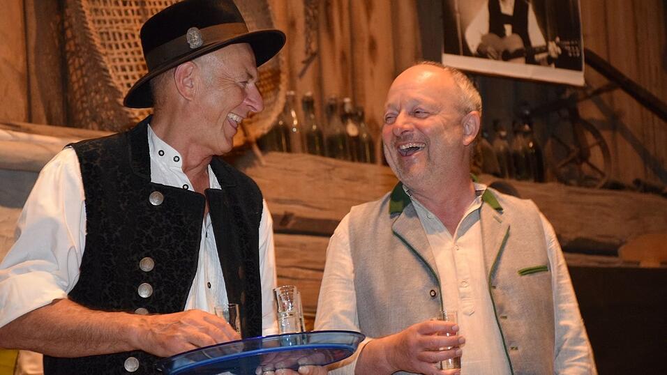 Gastwirt Siegfried Betz (l.) begeisterte mit seiner „Rede an den Roider Jackl“. Markus Tremmel führte gekonnt durch das Programm. Gastwirt Siegfried Betz (l.) begeisterte mit seiner „Rede an den Roider Jackl“. Markus Tremmel führte gekonnt durch das Programm.