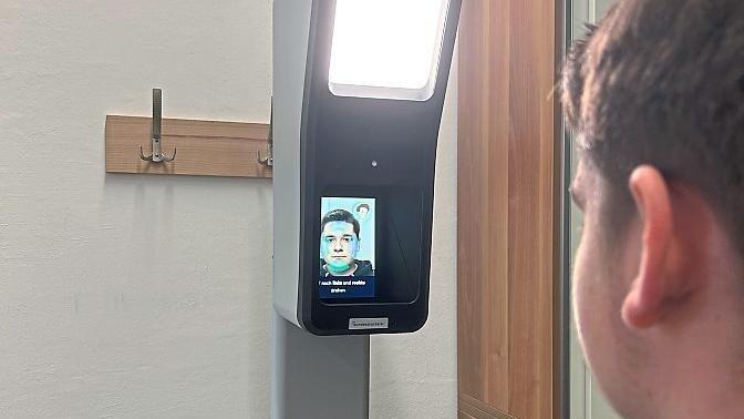 Zur korrekten biometrische Erfassung gibt das Gerät den Nutzern genaue Anweisungen.