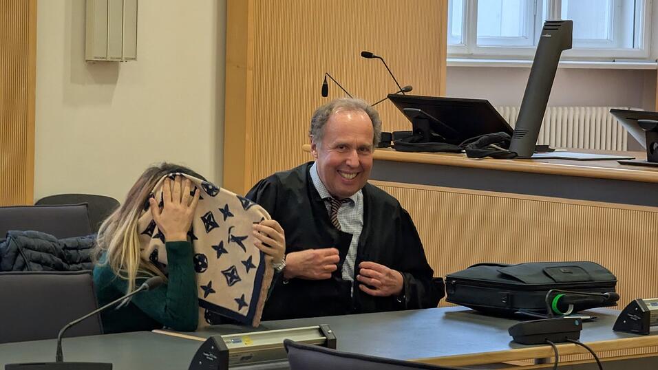 Anwalt Thomas Pfister mit seiner bereits wieder aus der Haft entlassenen Mandantin. Anwalt Thomas Pfister mit seiner bereits wieder aus der Haft entlassenen Mandantin.