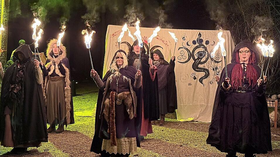 Fackeltanz der Hexengruppe „Lilliths Töchter“. Fackeltanz der Hexengruppe „Lilliths Töchter“.