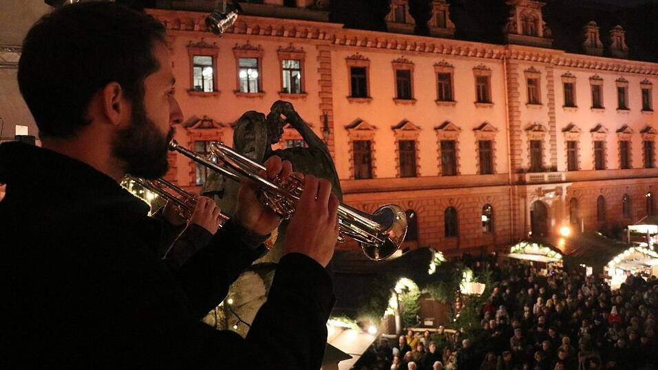 Der Weihnachtsmarkt auf Schloss Sankt Emmeram in Regensburg wurde am Freitag feierlich er&ouml;ffnet.