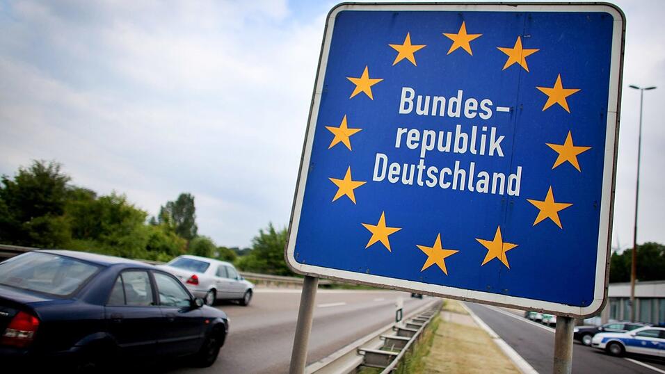 Autos passieren die Grenze zur Bundesrepublik. Rechtzeitig vor den langen Himmelfahrts- und Pfingst-Wochenenden hat Nordrhein-Westfalen die Quarantäne-Vorschrift für Rückkehrer aus den europäischen Nachbarstaaten aufgehoben. Die Neuregelung gilt nach Angaben der Landesregierung ab Freitag, 0 Uhr. Damit werden Reisen in die Nachbarländer wesentlich erleichtert. Denn Rückkehrer müssen nicht mehr für 14 Tage in Quarantäne wegen der Coronavirus-Gefahr. Autos passieren die Grenze zur Bundesrepublik. Rechtzeitig vor den langen Himmelfahrts- und Pfingst-Wochenenden hat Nordrhein-Westfalen die Quarantäne-Vorschrift für Rückkehrer aus den europäischen Nachbarstaaten aufgehoben. Die Neuregelung gilt nach Angaben der Landesregierung ab Freitag, 0 Uhr. Damit werden Reisen in die Nachbarländer wesentlich erleichtert. Denn Rückkehrer müssen nicht mehr für 14 Tage in Quarantäne wegen der Coronavirus-Gefahr.