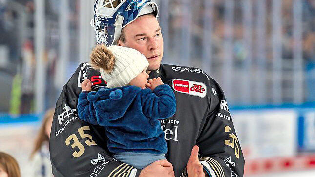 Abschied von Straubing: Hunter Miska - hier mit Töchterchen Aspen. Abschied von Straubing: Hunter Miska - hier mit Töchterchen Aspen.