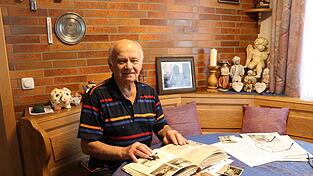 Egon Bachner blättert gern in seinem Album mit alten Fotos. Autos als Motive sind aber die Ausnahme, meist sind schöne Momente mit Freunden und Familie festgehalten. Egon Bachner blättert gern in seinem Album mit alten Fotos. Autos als Motive sind aber die Ausnahme, meist sind schöne Momente mit Freunden und Familie festgehalten.