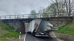 Die Durchfahrtsh&ouml;he der Unterf&uuml;hrung in Waldm&uuml;nchen ist mit 3,40 Meter angegeben. Der Laster war offensichtlich h&ouml;her.