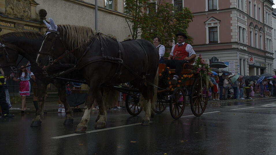 Zahlreiche Musik- und Trachtengruppen zogen nach dreij&auml;hriger Pause am Freitagabend zum Festplatz Am Hagen.&nbsp;