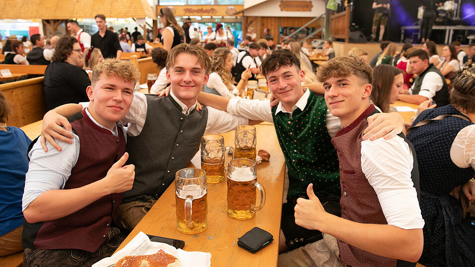 Die Partybilder vom Sonntag, 10. August, aus dem Festzelt Nothaft. Die Partybilder vom Sonntag, 10. August, aus dem Festzelt Nothaft.