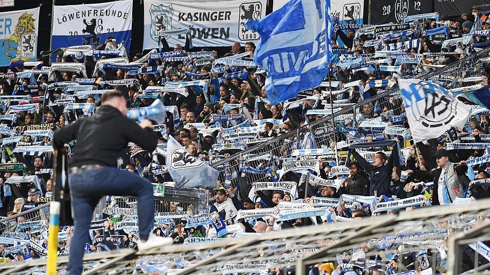 Die Fans des TSV 1860 M&uuml;nchen trauern. (Archivbild)