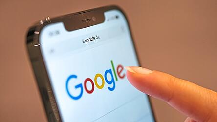Konkreter Vorwurf der EU: Google soll seine marktbeherrschende Stellung als Suchmaschine genutzt zu haben, um eigene Dienste zu bevorzugen und Wettbewerber zu benachteiligen.
