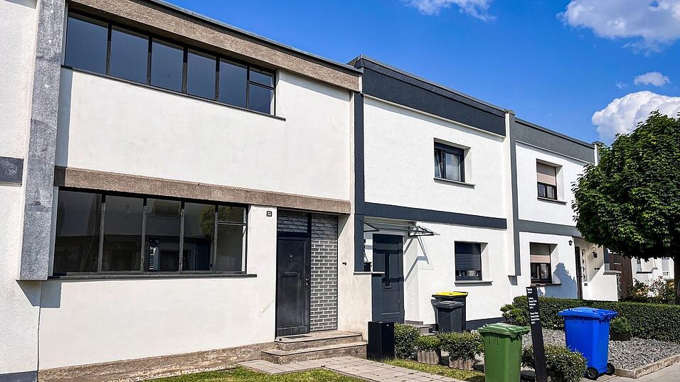 So wie das Haus Anton (links) sahen bei der Fertigstellung alle Häuser in der Siedlung Dessau-Törten aus. Inzwischen sind die meisten mehr oder weniger umgebaut worden. (Archivbild) So wie das Haus Anton (links) sahen bei der Fertigstellung alle Häuser in der Siedlung Dessau-Törten aus. Inzwischen sind die meisten mehr oder weniger umgebaut worden. (Archivbild)