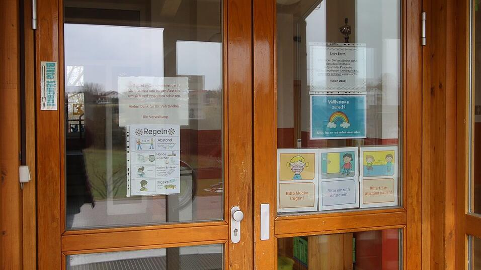 An der Eingangstüre der Grundschule Perkam hängen Hinweise zu den geltenden Corona-Regeln aus. Auch hier ist aber ab Mittwoch, 10. März, zu. An der Eingangstüre der Grundschule Perkam hängen Hinweise zu den geltenden Corona-Regeln aus. Auch hier ist aber ab Mittwoch, 10. März, zu.