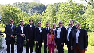 Für eine Bezirkstagung des Bayerischen Landkreistags kamen Niederbayerns Landräte, Regierungspräsident Rainer Haselbeck (Zweiter von links) sowie Landkreistagsgeschäftsführerin Andrea Degl nach Kelheim.