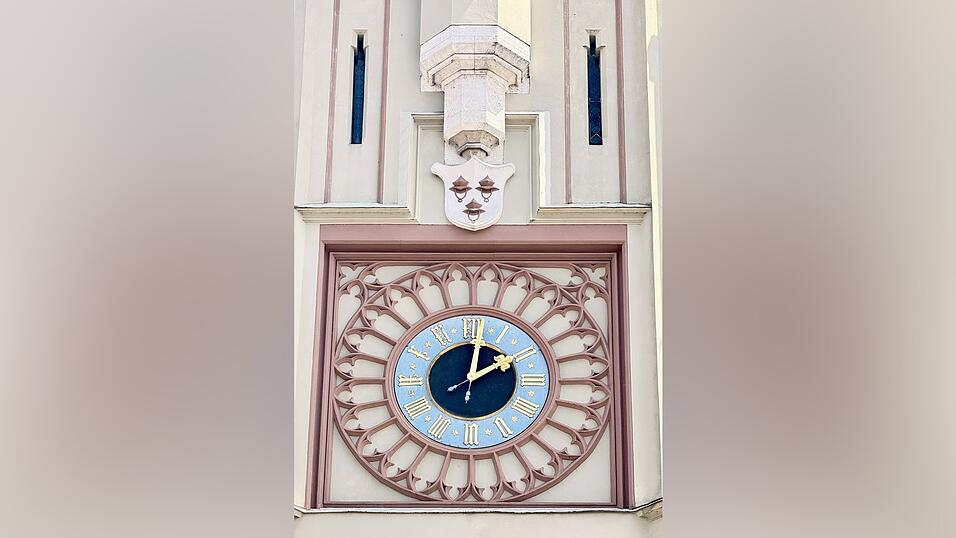 Seit 1446 zeigt die gro&szlig;e Uhr am Landshuter Rathaus an, was es geschlagen hat.