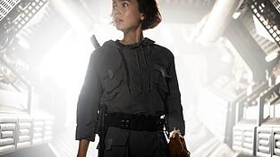 Sydney Chandler spielt Wendy.