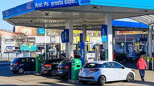 Polens Parlament hat eine Gesetzesänderung beschlossen, wonach Benzin und Diesel künftig geringer besteuert werden. (Archivbild) Polens Parlament hat eine Gesetzesänderung beschlossen, wonach Benzin und Diesel künftig geringer besteuert werden. (Archivbild)