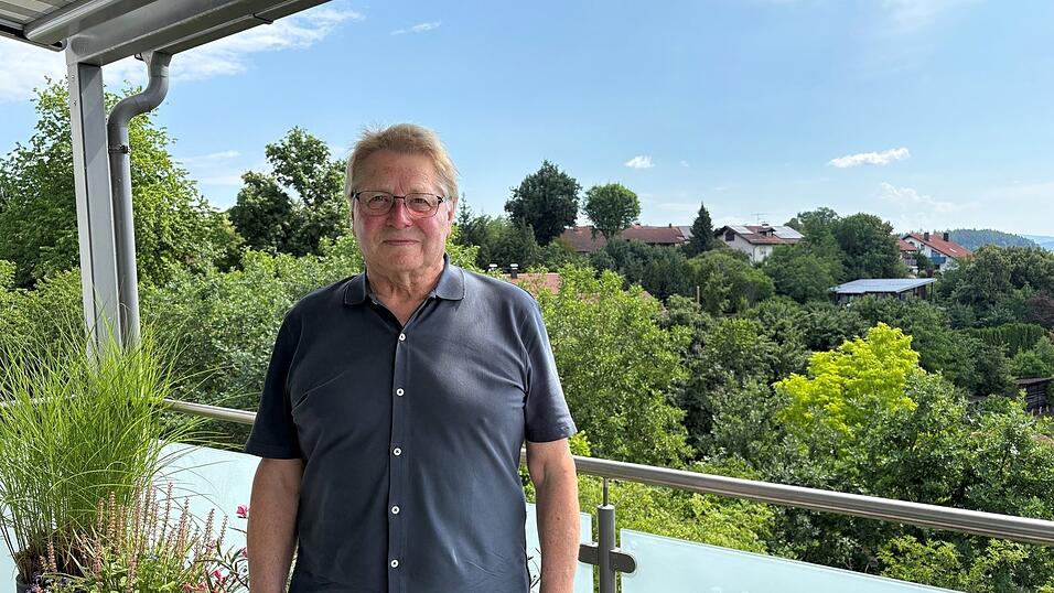 Heinz Uekermann auf seinem Balkon. Jahrzehntelang hat er sich sozial und politisch eingesetzt. Heinz Uekermann auf seinem Balkon. Jahrzehntelang hat er sich sozial und politisch eingesetzt.