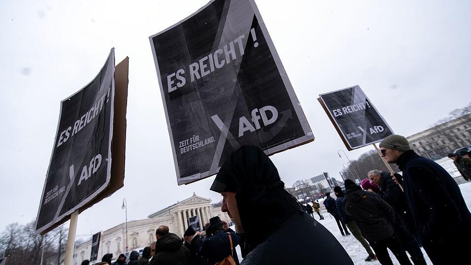 Teilnehmer der Mahnwache der AfD. Teilnehmer der Mahnwache der AfD.