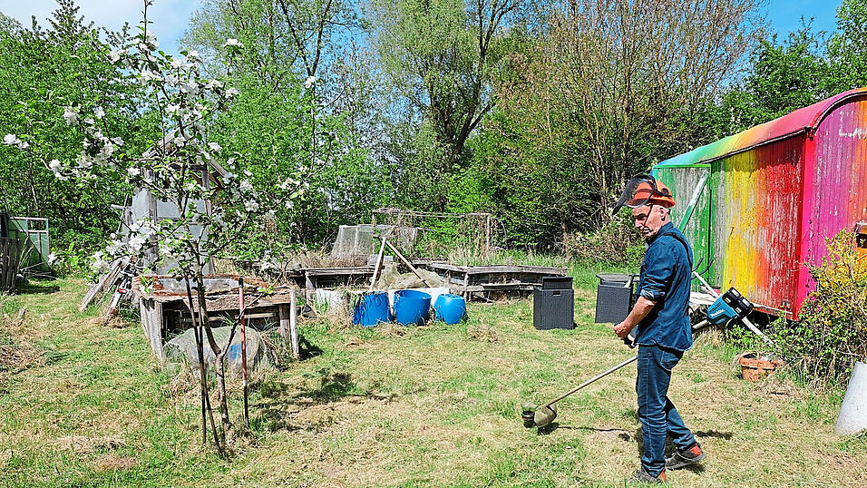 Dr. Klaus Breese bei der Arbeit im Gemeinschaftsgarten am Schanzlweg.