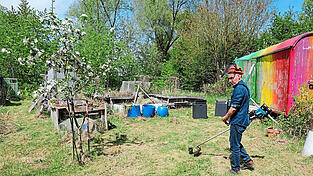 Dr. Klaus Breese bei der Arbeit im Gemeinschaftsgarten am Schanzlweg.