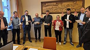 B&uuml;rgermeister Johannes M&uuml;ller (r.) vereidigt die acht neuen Marktr&auml;te Andreas Schmid (v. r.), Johannes Schreiner, Resi Prechtl, Herbert Endres, Reinhard Schmid, Andreas Altmann, Alfons Brandl und Josef Mauerer.