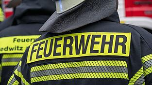 Feuerwehrleute löschten den Brand und entdeckten im Gebäude eine leblose Person. (Symbolbild) Feuerwehrleute löschten den Brand und entdeckten im Gebäude eine leblose Person. (Symbolbild)