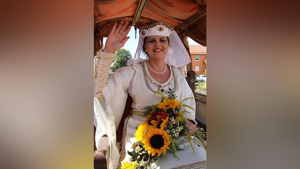 Die schönsten Augenblicke des historischen Drachenstich-Festzuges 2016. Die schönsten Augenblicke des historischen Drachenstich-Festzuges 2016.