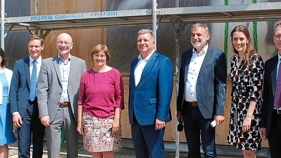Die politische Prominenz war reichlich vertreten beim Richtfest an der Hochschule: (von links) Bezirksrätin Martina Hammerl, Regierungspräsident Rainer Haselbeck, Oberbürgermeister Alexander Putz, Landtagsabgeordnete Rosi Steinberger, Bauminister Christian Bernreiter, Gerhard Kriegereit, Leiter des Staatlichen Bauamts Landshut, die Bundestagsabgeordnete Nicole Bauer und Professor Fritz Pörnbacher, Präsident der Hochschule Landshut