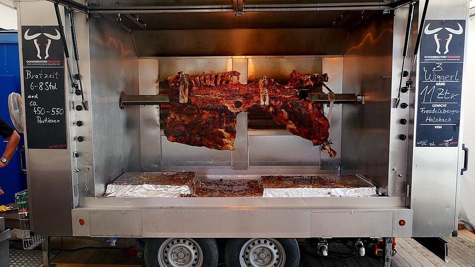 Der Ochs am Spie&szlig; ben&ouml;tigt eine Bratzeit von etwa sechs bis acht Stunden.