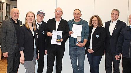 Mit Siegfried Wagner (Vierter von links) und Peter Bart (Vierter von rechts) wurden zwei Urgesteine der Wasserwacht Waldmünchen mit hohen Ehrenplaketten ausgezeichnet. Es gratulierten Kreisgeschäftsführer Manfred Aschenbrenner, Kreisjugendleiterin Ramona Kraus und Vorsitzender Andreas Dietl sowie Bereichsvorsitzender Dr. Peter Hering, Bürgermeisterstellvertreter Martin Frank und zweite Vorsitzende Melanie Kurzendorfer (von links).