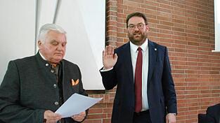 Tobias Beck bei seiner Vereidigung: Selbst wenn er weiter hinten steht, ist er größer als die anderen. Tobias Beck bei seiner Vereidigung: Selbst wenn er weiter hinten steht, ist er größer als die anderen.