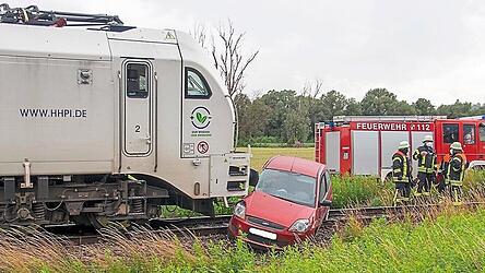 Bahnunfall 2021 in Seebach: Gl&uuml;ck im Ungl&uuml;ck hatte damals eine 85-J&auml;hrige, die eine herannahende Lok &uuml;bersah und mit ihrem Auto 60 Meter weit mitgeschleift wurde.