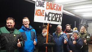 Daumen hoch f&uuml;r den Zuspruch der Landwirte und den gro&szlig;en R&uuml;ckhalt aus der Bev&ouml;lkerung: Stefan Daffner (LSV), Stefan Rothlehner, Beate M&uuml;ller, Friedhelm Dickow, Sebastian Dickow, Karolin Aigner und Margit Bauer (von links).