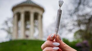 Kiffen muss im Englischen Garten laut Gericht erlaubt bleiben - zumindest im nördlichen Teil. (Symbolbild)