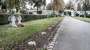Vor der Gedenkfeier führen Mario Tamme vom Stadtarchiv und Stephan Zellner, Chef der Friedhofsverwaltung, Interessierte über den Hauptfriedhof. Die Soldatengräber bilden ein Mahnmal für den Frieden.